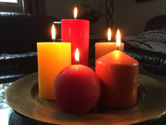 Bild von 5 brennenden Kerzen